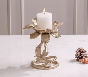 Bougeoir en aluminium fini doré de qualité supérieure avec motif floral, ajoutez une touche sophistiquée, confortable, élégante et élégante à tout espace - Product Image 5