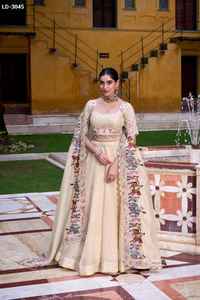 Ensemble Lehenga Choli en tissu framboise, style ethnique indien, avec broderies de sequins et de fils, et chemisier en dentelle et dupatta assorti. - Product Image 6