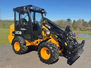 รถตักล้อ403 JCB Plus รถยกด้านหน้าเวที Agri V รถขนาดกะทัดรัดพร้อมห้องโดยสาร AC สำหรับการก่อสร้างและการเกษตร - Product Image 6