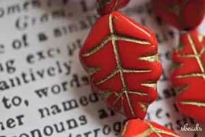 Perles tchèques réalistes de qualité supérieure en forme de feuille rouge perles complexes en cristal au chalumeau et en verre avec motifs de veines - Product Image 3