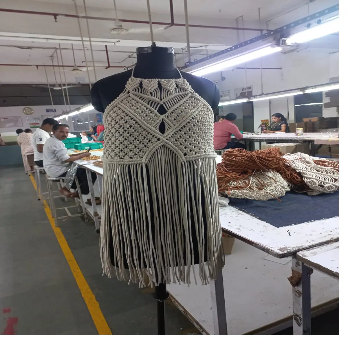 Vêtements et vêtements pour femmes au crochet 100% coton sur mesure fabriqués à partir de fils de coton 100% disponibles dans une large gamme de couleurs.