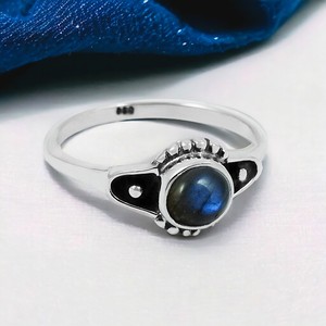 เครื่องประดับเงินราคาไม่แพงธรรมชาติสีฟ้าไฟลาบราดอร์อิตพลอยทรงกลมแหวนฮิปปี้เงินแท้ 925 ซัพพลายเออร์ขายส่ง - Product Image 1