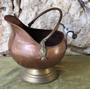 Cubo de carbón de cobre acabado antiguo con un diseño clásico y resistente e ideal para agregar encanto rústico a una chimenea - Product Image 2