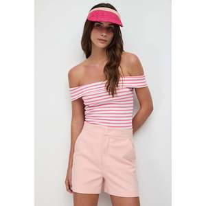 Blusa sin Mangas con Hombros Descubiertos y Cuello Recto que Estiliza la Figura - Product Image 2