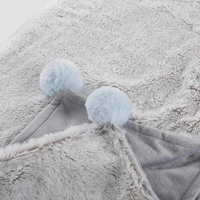 Vente en gros de couvertures de lit pour nouveau-nés en fourrure de lapin résistantes au rétrécissement couvertures de couette pour bébé en polaire simple avec pompon