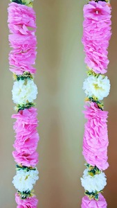 พวงมาลัยตกแต่งงานปาร์ตี้สีขาวชมพูยาว4.5ฟุตฉากหลังงานแต่งงานหรือภาพถ่ายสำหรับตกแต่งธีมอินเดียหรืออเมริกันในโอกาส! - Product Image 4