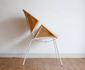 Chaise longue minimaliste moderne en rotin avec cadre en métal blanc, en osier, fabriquée à la main, pour la vie en plein air, pour les hôtels scandinaves - Product Image 3