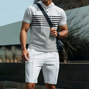 Conjunto de 2 piezas de pantalones cortos de manga corta bloqueados de color a rayas con capucha para hombre, hecho de material de fibra de poliéster y tela suave y cómoda - Product Image 2