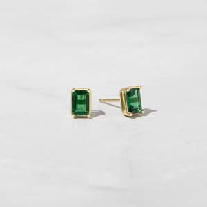 Pendientes de tuerca de Baguette Esmeralda, joyería de piedras preciosas verdes, regalo minimalista para ella, pendientes pequeños elegantes para todos los días - Product Image 1