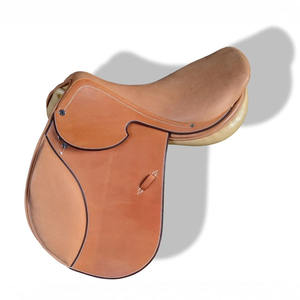 Silla de montar de cuero resistente para jinetes, asiento equilibrado diseñado para control de salto, comodidad y entrenamiento al aire libre - Product Image 3