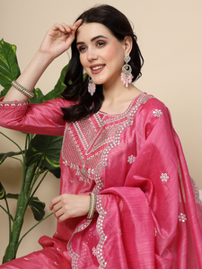 Ensemble Kurta, pantalon et dupatta pour femme, élégant, style indien, en tissu polyester rose brodé, lavable, longueur genou, col rond, pour l'été - Product Image 5
