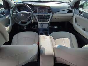 2016 Hyun-dai Sonata FWD con asientos de cuero Caja de cambios automática y manual Cámara trasera R17 Estante de techo de aleación Estado usado - Product Image 2