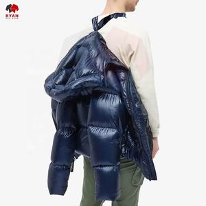 เสื้อแจ็คเก็ตพัฟเฟอร์ผู้ชายแบบกำหนดเองสำหรับฤดูหนาว มีฮู้ด คอตั้ง สไตล์ลำลอง ผ้าทอ ย้อมสีพื้น ออกแบบโลโก้ด้านหน้าได้ตามต้องการ - Product Image 5