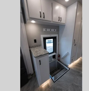 NUEVAS Autocaravanas de Lujo Clase SUPER C en Venta, Modelo SHOW HAULER - Product Image 5