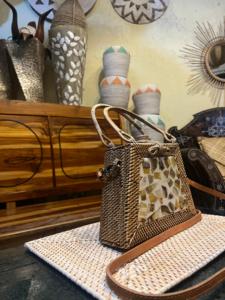 Gandek Sasak auténtico Lombok tejido a mano Ketak y ratán tradicional Shell motivo mimbre artesanías correa de cuero triángulo Shell bolsa - Product Image 3