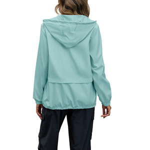 Vêtement de pluie de haute qualité pour femmes, imperméable à 100%, avec capuche, col réglable, taille ajustable, vente en gros - Product Image 2