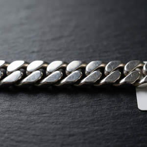 Bracelet gourmette cubaine audacieuse de luxe en argent sterling poli, chaîne entrelacée, bijou affirmé, maillons cylindriques lisses et fluides - Product Image 2
