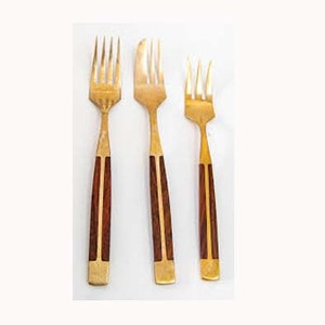 Juego de cubiertos de acero inoxidable chapado en oro con diseño de resina rectangular único - Product Image 1