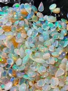 Piedras preciosas de forma mixta facetada de ópalo etíope natural para hacer joyas, base blanca con fuego múltiple y verde - Product Image 3