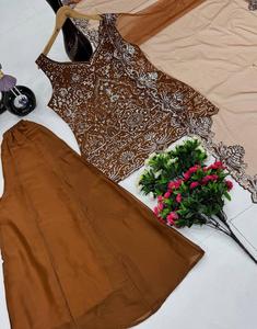 ชุดปาร์ตี้สไตล์อินเดีย ผ้าจอร์เจตต์ปักลายดาวประดับเลื่อมหนักและงานปักมือด้วยมุก เสื้อทรงปาลาซโซพร้อมผ้าคลุมไหล่ลูกไม้แฟนซี - Product Image 4