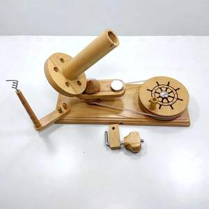 Enrouleur boule de fil en bois Enrouleur en bois de hêtre Fabriqué à la main Design unique et cadeau Conception de roue de bateau gravée pour la fabrication de Hank - Product Image 3