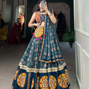 Navratri Lehenga Choli ropa tradicional india y paquistaní con bordado de espejo elaborado a partir de rayón elegante con blusa - Product Image 1