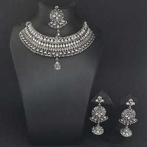 Jeweljunk Fine Jewelry Set White Kundan Stone Collier ras du cou oxydé avec Maang Tikka Modèle 1113648 - Product Image 1