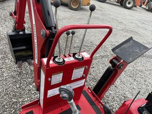 2023 Massey Ferguson GC1725M Alta calidad 4WD Tractor agrícola Retroexcavadora Cargador frontal con cortacésped disponible para la venta - Product Image 2