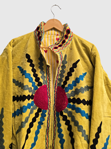 Chaqueta Amarilla con Cuello Mandarín y Patrón Geométrico Bordado a Mano, Manga Larga, Estilo Blusón de Terciopelo para Otoño - Product Image 4