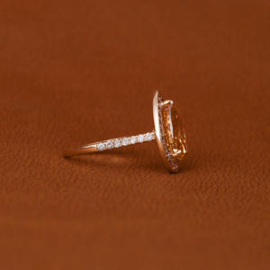 Glamorous Accent Stone Yellow Pear Cut Lab Grown Diamond Anillo de compromiso Classic Pink Sterling Silver Chapado en oro IGI Certified - Product Image 5