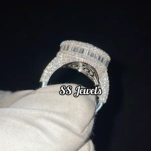 เครื่องประดับเงินแท้ 925 ชุบโรเดียม สไตล์ฮิปฮอป ประดับเพชรโมอิสซาไนต์ VVS แบบ Iced Bustdown ทรงบาแกตต์ ฝังแบบ Channel Setting น้ำหนัก 15 กรัม เหมาะสำหรับเป็นของขวัญวันครบรอบ - Product Image 5