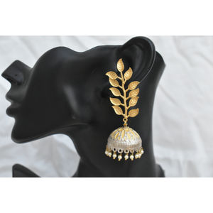 Bijoux de mode indiens tendance belle mode fait à la main finition dorée mate boucle d'oreille en argent pour filles et femmes - Product Image 1