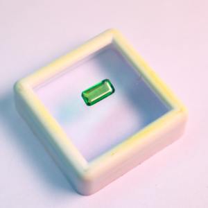 หินอัญมณีธรรมชาติเกรด AAA สีเขียวมรกต - Product Image 2