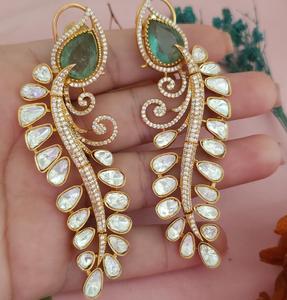 Boucles d'oreilles clous en laiton plaqué or de qualité supérieure avec pierres en moissanite, style tendance pour les occasions de mariage, pour femmes - Product Image 3