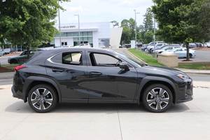 Camioneta Usada 2024, Negra, Tracción Delantera, Volante a la Izquierda, Asientos de Cuero, Emisión Euro V, Techo Corredizo Automático, Importación Europea, Vehículo Usado en Venta - Product Image 4