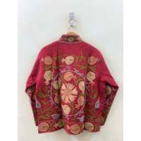 Veste de printemps réversible matelassée élégante en coton gaufré brodé à la main motif floral édition pêche Crimson Suzani, écologique, style Prairie