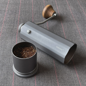 เครื่องบดเมล็ดกาแฟแบบมือหมุนสไตล์เรโทรแบบพกพา เครื่องบดแบบแมนนวลวินเทจ ทำจากไม้เนื้อแข็งและเหล็กหล่อ - Product Image 2