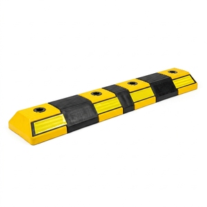 Bloc de stationnement en caoutchouc jaune et noir de 550 mm - Butée de roue haute visibilité pour usage commercial et entrepôt - Product Image 1