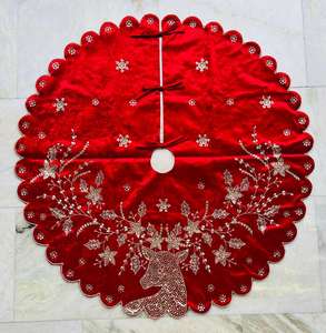 Falda de árbol de Navidad hecha a mano de primera calidad con cuentas decorativas que crean un aspecto lujoso para árboles de vacaciones elegantes - Product Image 1