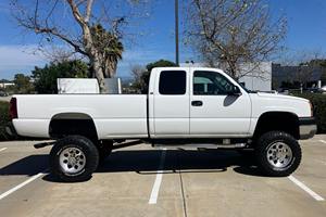 Chevrolet Silverado 2500HD L-S 2004 - Product Image 2