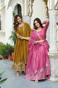 Nouvelle robe longue de festival et dupatta, broderie lourde de 7 mm, travail de séquence, étoile en georgette (entièrement cousue) - Product Image 3