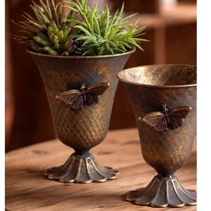 Vase décoratif en métal design |   Vase à fleurs décoratif en laiton de qualité supérieure pour les intérieurs de la maison - Product Image 1
