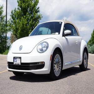 2013 Volkswagen Beetle 2.5L con caja de cambios automática Asientos de cuero Dirección izquierda Cámara trasera R17 Ruedas de aleación - Product Image 1