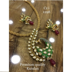 Ensemble de colliers Kundan indiens faits à la main de qualité assurée Bijoux de mode pour les événements nuptiaux et culturels disponibles au meilleur prix - Product Image 1
