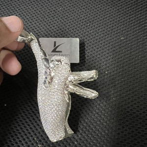 Pendentif en diamant de créateur personnalisé en or blanc avec chaîne réglable Cadeau de luxe de haute qualité pour fourniture en gros disponible - Product Image 5