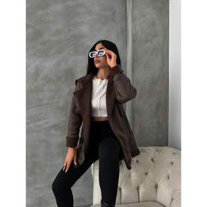 เสื้อแจ็คเก็ตหนังผู้หญิงแบบมีซิปและปกขนสัตว์ ขายส่ง - Product Image 5