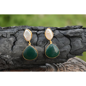 Aros de latón con acabado mate dorado y pedrería meenakari, hermosos aretes tradicionales de última moda para niñas y mujeres - Product Image 1