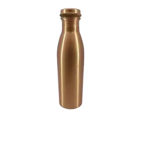 Botella de agua de cobre puro disponible en diferentes estilos con embalaje premium de la mejor calidad por Crescent Crafts - Product Image 1