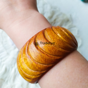 Bracelets en bois élégants pour les tenues de fête et les bijoux de mode au look quotidien par Tradebyd - Product Image 1