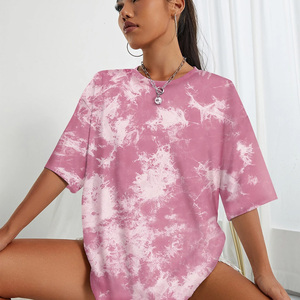 Camiseta de verano para mujer en patrón tie Dye con opciones personalizadas Camiseta de algodón transpirable suave con estampado de logotipo o pedidos a granel - Product Image 3